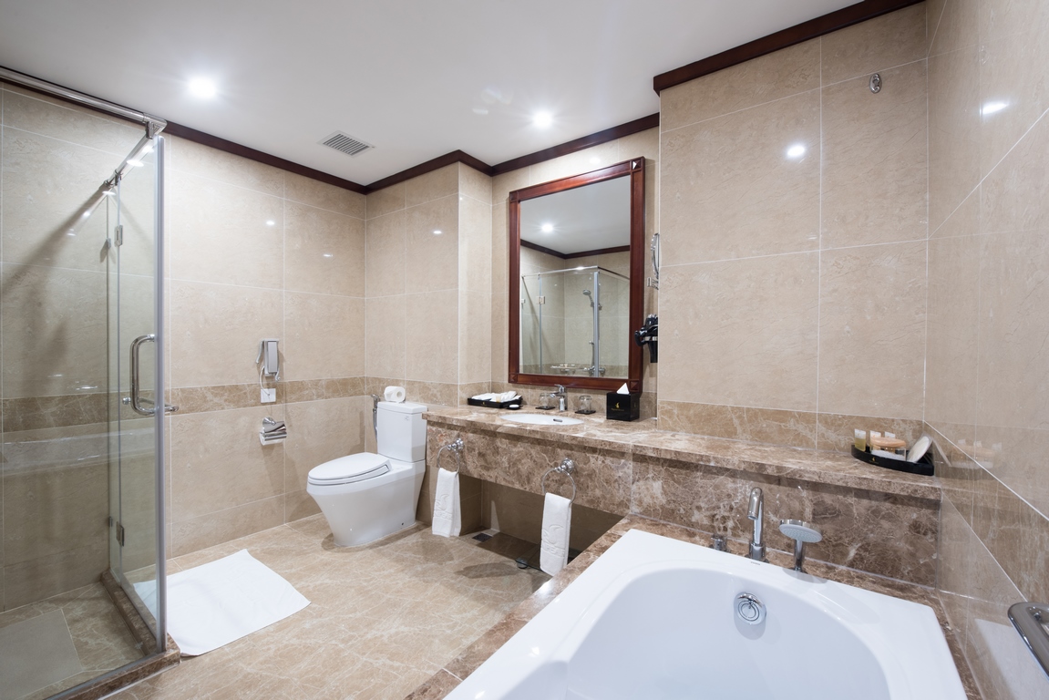 https://aus-content.product.cloudhms.io/2019/11/7/bc78a894-7187-488e-a3ff-4cd11c7a60f6_RSPQ Deluxe Garden View Bathroom (Copy).jpg